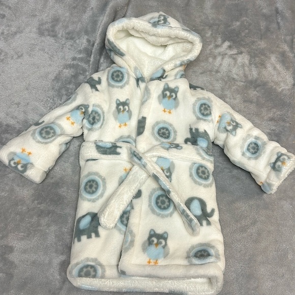 Blankets & Beyone - NWOT - double  layer plush baby robe. Size 12 months + - Picture 1 of 5